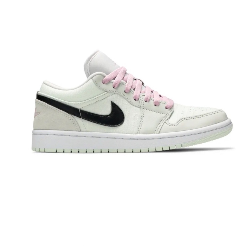 Nike air Jordan 1 low woman’s 7 SE Barely Green